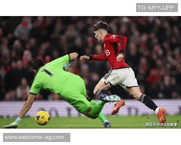 霍伊伦在弧顶位置转身抽射被门将精彩扑救,射门角度极佳但未能破门 霍伊伦在弧顶位置转身抽射被门将精彩扑救,射门角度极佳但未能破门